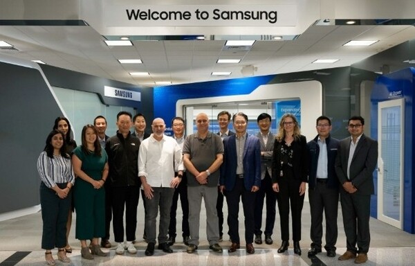 오토톡스 경영진과 삼성전자 임직원이 삼성전자 미국 오스틴 공장에서 기념사진을 촬영하고 있다. 사진=링크드인 캡처