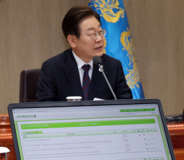 이재명 대통령이 지난 10일 오전 용산 대통령실에서 국무회의를 주재하고 있다. 이날 국무회의에서는 더불어민주당 주도로 국회를 통과한 이른바 ‘3대 특검법(내란특검법·김건희특검법·채상병특검법)’이 심의, 의결됐다. 사진=연합뉴스 