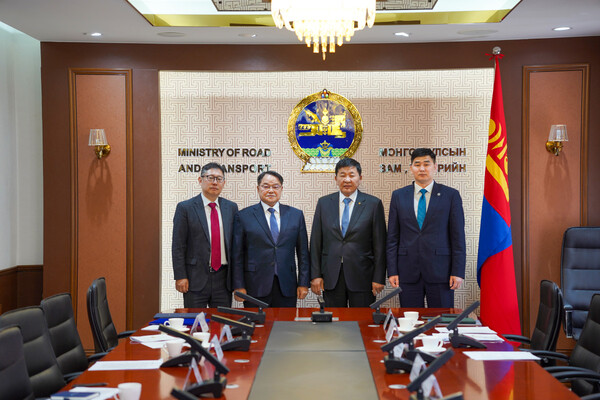 한국해운협회와 몽골 해사청이 업무협약을 체결 후 기념촬영하는 모습.