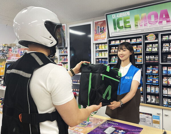 GS25에서 전문 라이더가 퀵커머스 플랫폼을 통해 고객이 주문한 상품을 픽업하고 있다. 사진=GS리테일 제공