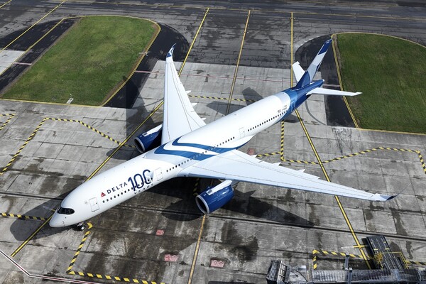 델타항공이 100주년을 맞아 앰블럼을 새긴 여객기 모습. 사진=델타항공