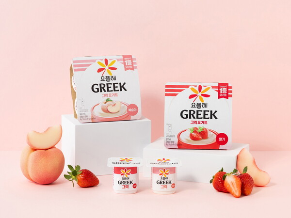 빙그레가 건강한 그릭요거트에 신선한 과일이 들어간 신제품 ‘요플레 그릭 딸기’, ‘요플레 그릭 복숭아’를 새롭게 선보였다. 사진=빙그레