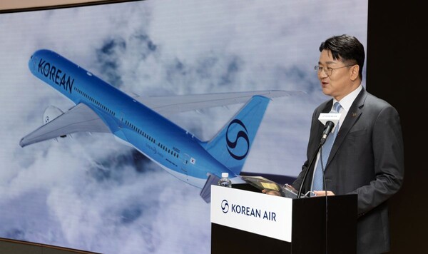 조원태 한진그룹 회장이 자회사 대한항공이 아시아나항공 인수 관련 기자간담회에서 신규 기업로고(CI)에 대해 설명하고 있다. 사진=서울와이어 DB