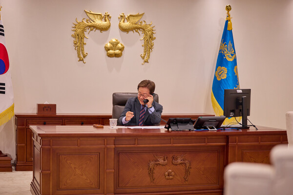 이재명 대통령이 지난 12일 서울 용산 대통령실 집무실에서 앤서니 앨버니지 호주 총리와 전화 통화를 하고 있다. 사진=연합뉴스  