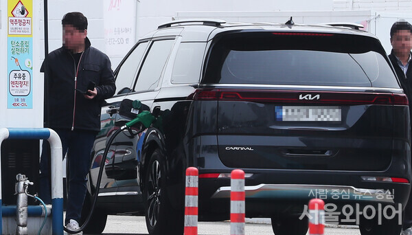 서울시내 주유소를 찾은 시민이 주유를 하고 있다. 사진=서울와이어DB