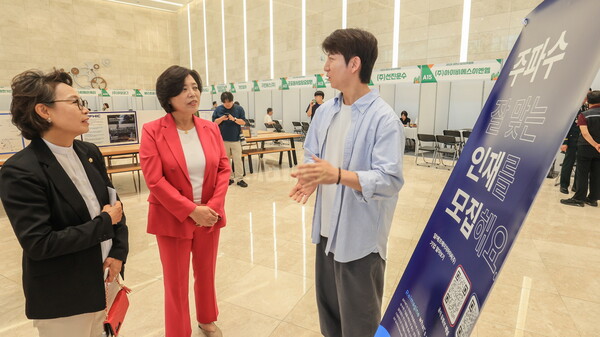  신계용 과천시장이  12일 열린 ‘2025 과천시 일자리 박람회’를 찾아 기업의 채용 설명회 담당자와 얘기를 나누고 있다. (사진=과천시)