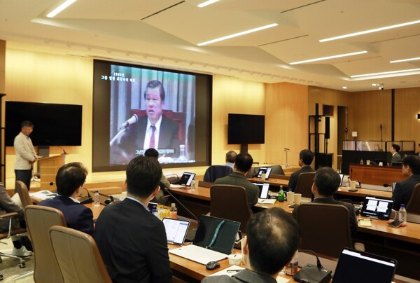 2025 SK그룹 경영전략회의에 참여한 SK경영진이 최종현 SK그룹 선대회장의 육성을 듣고 있다. 사진=SK그룹 제공