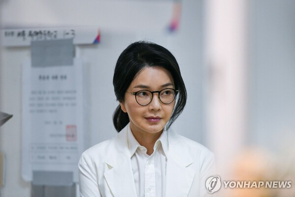 윤석열 전 대통령 부인 김건희 여사가 평소 앓던 지병이 최근 악화돼 서울아산병원에 입원한 것으로 확인됐다. 사진=연합뉴스