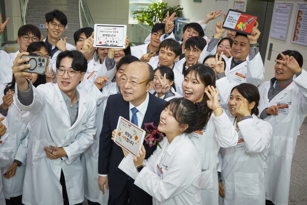 김승연 한화그룹 회장이 17일 충남 서산 한화토탈에너지스 대산공장 연구소에서 연구원들과 셀카를 찍고 있다. 사진=한화그룹