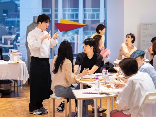 셰프가 전시 감상 후 계절 식사를 하는 관람객들에게 식사 메뉴를 설명하고 있다. 사진=태광그룹 세화미술관