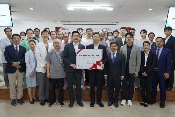 하이카디 지원 업무 협약식에서 진은경 헤브론의료원 상임이사(첫번째줄 왼쪽에서 다섯번째), 정재훈 동아에스티 사장(첫번째줄 왼쪽에서 여섯번째), 속상남 캄보디아 유통사 KHS 대표이사(첫번째줄 왼쪽에서 일곱번째), 전데릭 메쥬 본부장(첫번째줄 왼쪽에서 여덟번째) 등 관계자들이 기념사진을 촬영하고 있다.(사진=동아에스티)