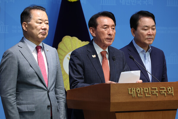  김석기 국회 외교통일위원장, 성일종 국방위원장, 신성범 정보위원장 의원 등 국민의힘 소속 상임위원장 3인이 18일 국회 소통관에서 기자회견을 열고 여당인 더불어민주당에게 법사위원장 자리를 넘길 것으로 촉구했다. 사진=연합뉴스 