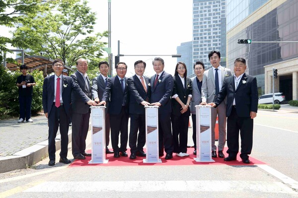 (왼쪽부터) 이명규 인천시의회 의원, 나상길 인천시의회 의원, 조윤동 워커힐 호텔앤리조트 상무 등 주요 관계자가 기념촬영을 하고 있다. 사진=인천경제자유구역청, SK네트웍스