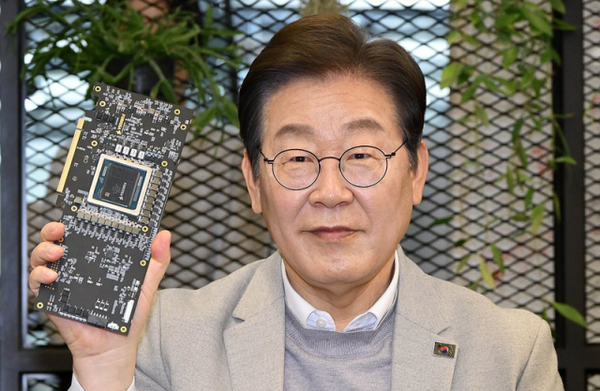 지난 4월 이재명 대통령(당시 더불어민주당 대선 후보)이 퓨리오사AI를 방문, NPU '레니게이드(RNGD)'를 들고 사진을 촬영하고 있다. 사진=연합뉴스