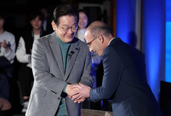 지난 3월 이재명 대통령(당시 더불어민주당 대표)와 '사피엔스'의 저자이자 이스라엘의 세계적 석학인 유발 하라리 히브리대 역사학과 교수가 AI을 주제로 연 대담 자리에서 악수하고 있다. 사진=공동취재사진