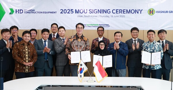 최철곤 HD현대건설기계 사장(앞줄 왼쪽 다섯 번째)과 자얀티 사리 하스누르 그룹 사장(앞줄 왼쪽 여섯 번째)이 19일 울산캠퍼스에서 전략적 업무 협약을 체결한 뒤 기념촬영을 하고 있다. 사진=HD현대