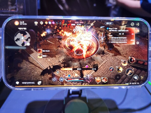 '로스트아크 모바일'을 스마트폰에서 플레이하는 모습. 사진=서동민 기자