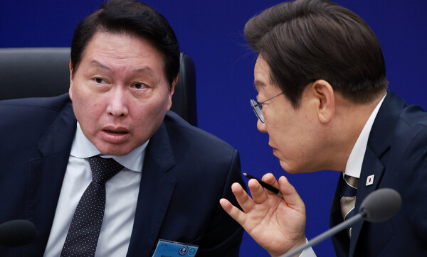 이재명 대통령이 20일 울산전시컨벤션센터에서 열린 인공지능(AI) 글로벌 협력 기업 간담회에서 최태원 SK그룹 회장과 대화 중이다. 사진=연합뉴스 