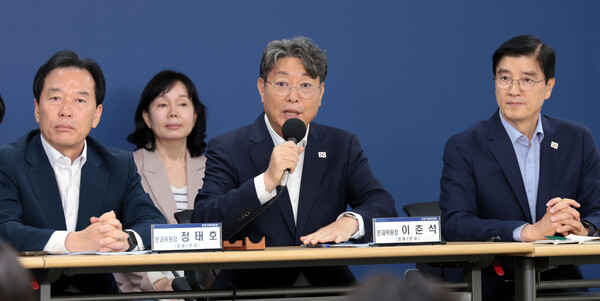 이춘석 국정기획위원회 경제2분과장 22일 서울 종로구 국정기획위원회에서 열린 기자간담회에서 취재진 질문에 답하고 있다. 사진=연합뉴스