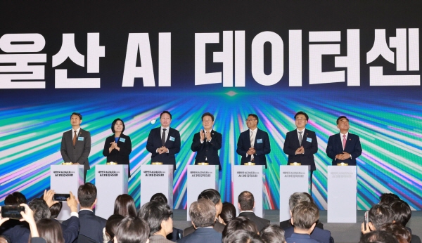 지난 20일 (왼쪽부터) 안덕근 산업통상자원부 장관, 최민희 국회 과학기술정보방송통신위원장, 최태원 SK그룹 회장, 이 대통령, 아마존웹서비스(AWS) 프라사드 칼야나라만 인프라 총괄 대표, 유상임 과학기술정보통신부 장관, 김두겸 울산광역시장이 울산 AI 데이터센터 출범식에서 사진을 촬영하고 있다. 사진=대통령실통신사진기자단