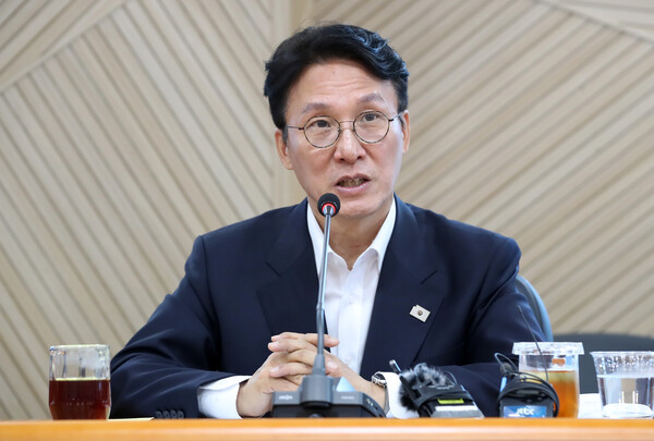 김민석 국무총리 후보자가 지난 20일 대구 수성구 대구디지털혁신진흥원에서 열린 '인공지능 전환(AX) 연구거점 조성을 위한 경청 간담회'에 참석해 발언하고 있다. 사진=연합뉴스  