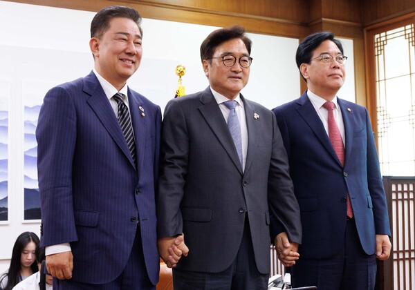 (왼쪽부터) 김병기 더불어민주당 원내대표, 우원식 국회의장, 송언석 국민의힘 원내대표가 24일 국회에서 추가경정예산안 처리를 위한 본회의 개최 일정과 상임위원장 재배분 문제 등을 논의하기 위한 회동을 가졌다. 사진=연합뉴스 