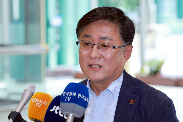 김성환 환경부 장관 후보자가 24일 서울 영등포구 여의도 이룸센터에 마련된 인사청문회 준비 사무실로 출근하면서 취재진 질의에 답하고 있다. 사진=연합뉴스 