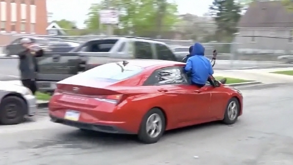 '기아보이즈'가 현대 엘란트라(국내명 아반떼)를 훔쳐 달아나고 있다. 사진=유튜브 영상 캡처