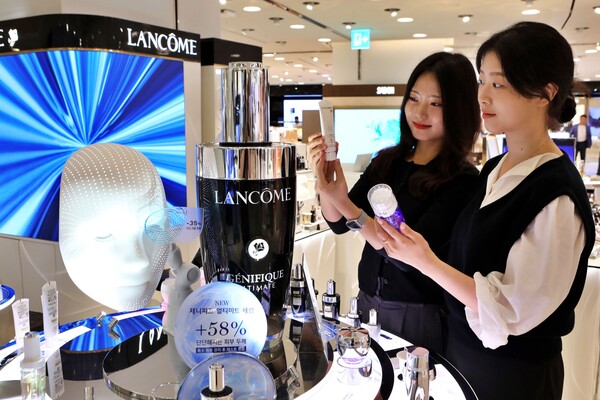 서울시 중구 소공동에 위치한 본점 지하 1층 화장품 매장에서 선케어 제품을 구경하는 고객의 모습. 사진=롯데백화점 제공