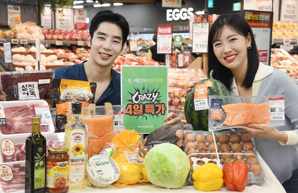 홈플러스가 인기 먹거리를 모아 파격 할인 혜택을 선사하는 ‘CRAZY 4일 특가’ 행사를 진행한다. 사진=홈플러스 제공