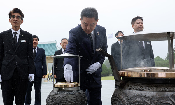 김병기 더불어민주당 대표 직무대행 겸 원내대표(가운데)가 25일  오후 국립대전현충원 현충탑을 찾아 분향하고 있다. 사진=연합뉴스  