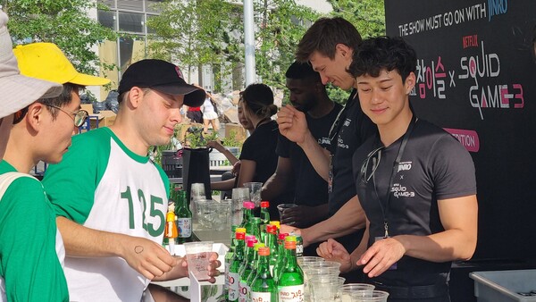 하이트진로가 지난 20일(현지시간) 미국 뉴욕 도미노파크에서 열린 ‘오징어 게임 시즌3 뉴욕팬 이벤트’에 단독 브랜드 파트너로 참여해 진로(JINRO) 부스를운영했다. 사진=하이트진로