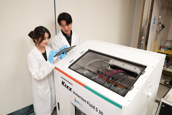 GS칼텍스 직원들이 GS칼텍스 기술연구소에서 액침냉각유를 실증하고 있다. 사진=GS칼텍스