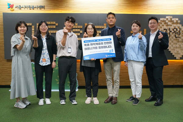 동아오츠카가 서울시자원봉사센터가 주관하는 2025년 서울시 여름철 재난 예방 활동인 ‘여름愛 나눔-무더위를 無더위로’에 동참해 폭염에 취약한 폐지 수집 어르신들의 건강과 안전을 위한 지원 활동을 펼친다. 사진=동아오츠카