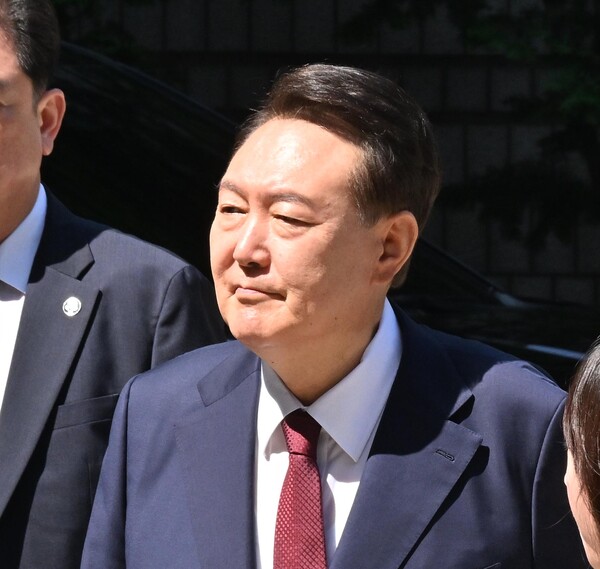 윤석열 전 대통령이 지난 23일 서울 서초구 서울중앙지방법원에서 열린 내란 우두머리 혐의·직권남용 권리행사 방해 혐의 사건 관련  8차 공판에 출석하고 있다. 사진=연합뉴스 