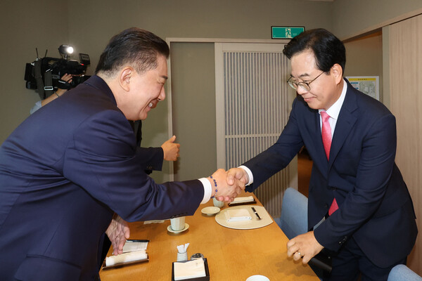 김병기 더불어민주당 더불어민주당 원내대표(왼쪽)와 송언석 국민의힘 원내대표가 26일 서울 여의도 한 식당에서 열린 양당 오찬 회동에 앞서 악수하고 있다. 사진=연합뉴스 