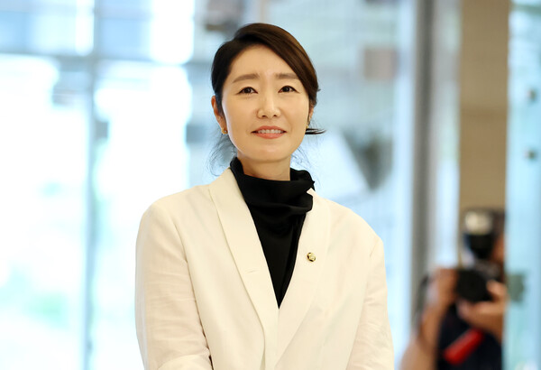 강선우 여성가족부 장관 후보자가 26일 인사청문회 준비 사무실 첫 출근길에 취재진과 만나 질의에 답하고 있다. 사진=연합뉴스 