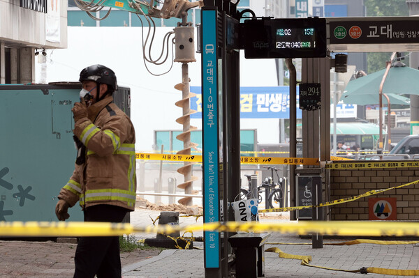 서울 서초구 지하철 2호선 교대역 11번 출구 인근 공사현장에서 굴착기가 도시가스 배관을 뚫는 사고가 발생해 역사를 비롯한 인근 도로가 전면 통제됐다. 사진=연합뉴스