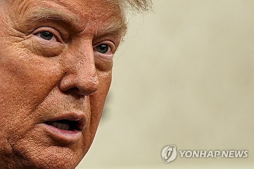 도널드 트럼프  미국 대통령이 7월 9일까지  무역협상을  타결하지  않는 국가에 대해  서한으로 상호관세를 통보하겠다고  밝혔다 (사진,  로이터=연합뉴스)