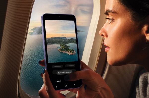 삼성전자 모델이 스마트폰 갤럭시를 이용해 사진을 촬영하고 있다. 사진=삼성전자