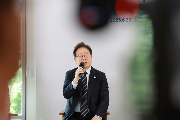 이재명 대통령이 지난달 30일 서울 용산 대통령실 파인그라스에서 열린 문화예술계 수상자 간담회에 참석해 발언 중이다. 사진=연합뉴스 