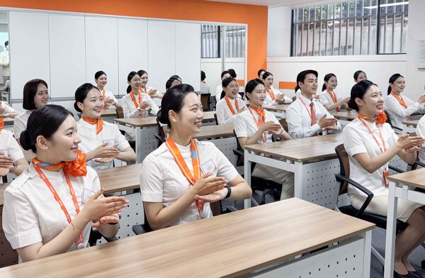 제주항공이 올해부터 신입 객실승무원을 대상으로 실시하는 간단한 인사말 및 안전 안내 수어표현 교육. 사진=제주항공
