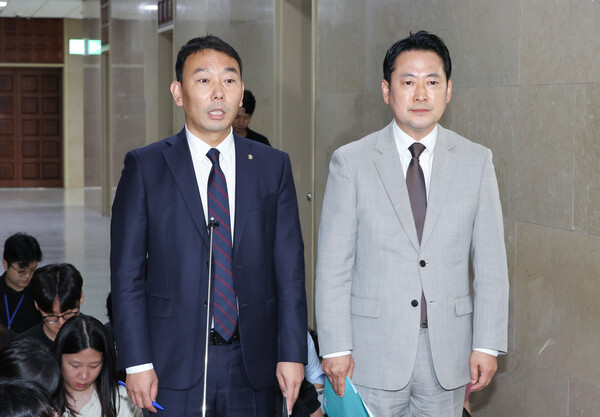 국회 법제사법위원회 여야 간사인 김용민 더불어민주당 의원(왼쪽)과 장동혁 국민의힘 의원이 2일 서울 여의도 국회에서 상법개정안 처리에 합의한 내용을 설명하고 있다. 사진=연합뉴스 