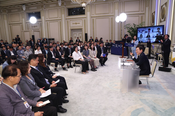 이재명 대통령이 3일 청와대 영빈관에서 열린 '취임 한 달 기자회견을 통해 부동산시장 추가 규제를 시사했다. 사진=연합뉴스 