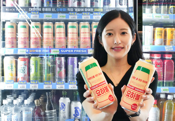 세븐일레븐이 요구르트 맛의 하이볼인 '요하볼'을 선보인다. 사진=세븐일레븐 제공