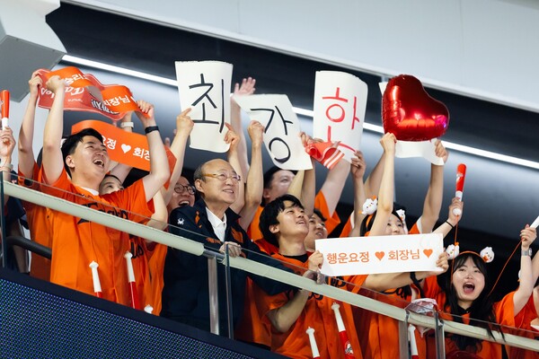 김승연 한화 회장이 임직원들과 경기를 관람하는 모습. 사진=한화