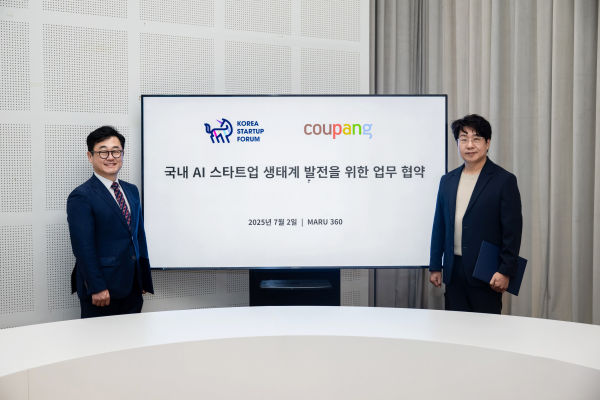 (왼쪽부터) 구태언 코리아스타트업포럼 부의장과 전경수 쿠팡 전무가 기념촬영을 하고 있다. 사진=쿠팡 제공