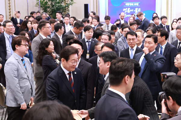 이재명 대통령이 지난 3일 청와대 영빈관에서 열린 '대통령의 30일, 언론이 묻고 국민에게 답하다' 기자회견을 마친 뒤 참석자들과 인사를 나누고 있다. 사진=연합뉴스 