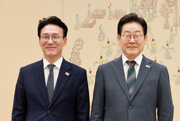 이재명 대통령이 4일 용산 대통령실에서 김민석 국무총리에게 임명장을 수여한 뒤 기념사진을 촬영하고 있다. 사진=연합뉴스