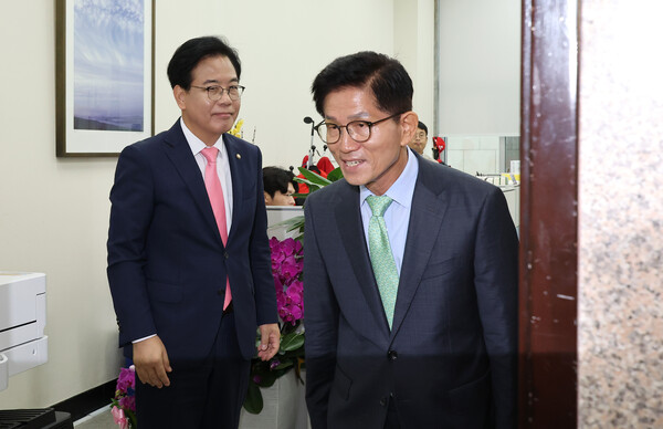 김문수 국민의힘 전 대선 후보(오른쪽)가 4일 국회에서 언석 비상대책위원장 겸 원내대표와 회동을 가졌다. 사진=연합뉴스 